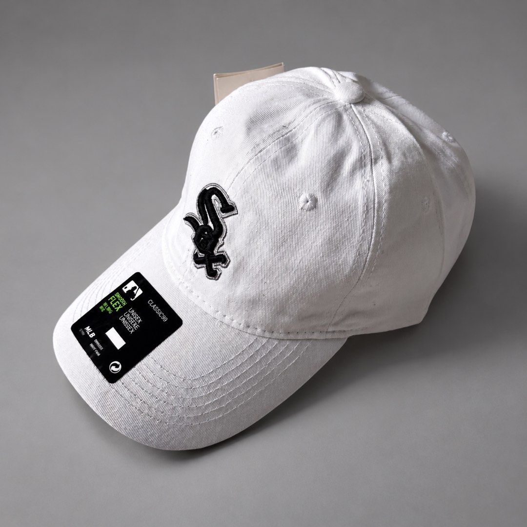 MLB CHICAGO WHITE SOX BASEBALL CAP (Category: Activewear) located in Taguig. Submitted by clarrk95 (Listing ID 1466628346, Image 1). Description: MLB Chicago White Sox Baseball Cap PRICE: ₱150 ONLY! FLAWS: minor dirt | stain Stocked in closet ✅ brandnew ✅ add shipping fee ✅ ignoring LP inquiry Shipping: Lalamove | J&T | LBC Location: Taguig📍 Payment: Gcash | Bank | Cash FB: THRFT IG: thrft_25 DM for more detailed pics.📩.