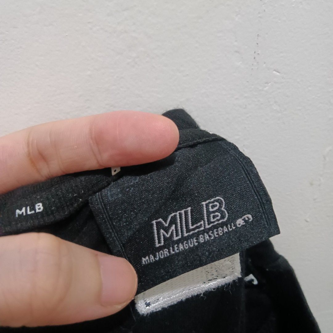 MLB YANKEES Graphic Shirt (Category: Shirts) located in Caloocan City. Submitted by jaychingsss (Listing ID 1466631661, Image 3). Description: MLB Yankees Shirt - 150 20x26 Color Rate: 9.5/10 Complete Tags No issue NEED WASH.