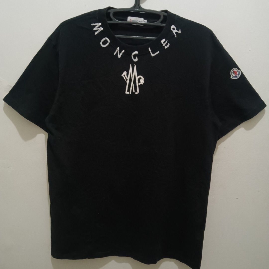 MONCLER Neck Spell Out Shirt (Category: Shirts) located in Caloocan City. Submitted by jaychingsss (Listing ID 1466637044, Image 1). Description: Moncler Shirt - 180 21x29 Color Rate: 9.5/10 Complete Tags Minor issue: mejo naka angat yung sa gilid ng rooster design check photo. Di naman malala kayo nalang dumiskarte NEED WASH.