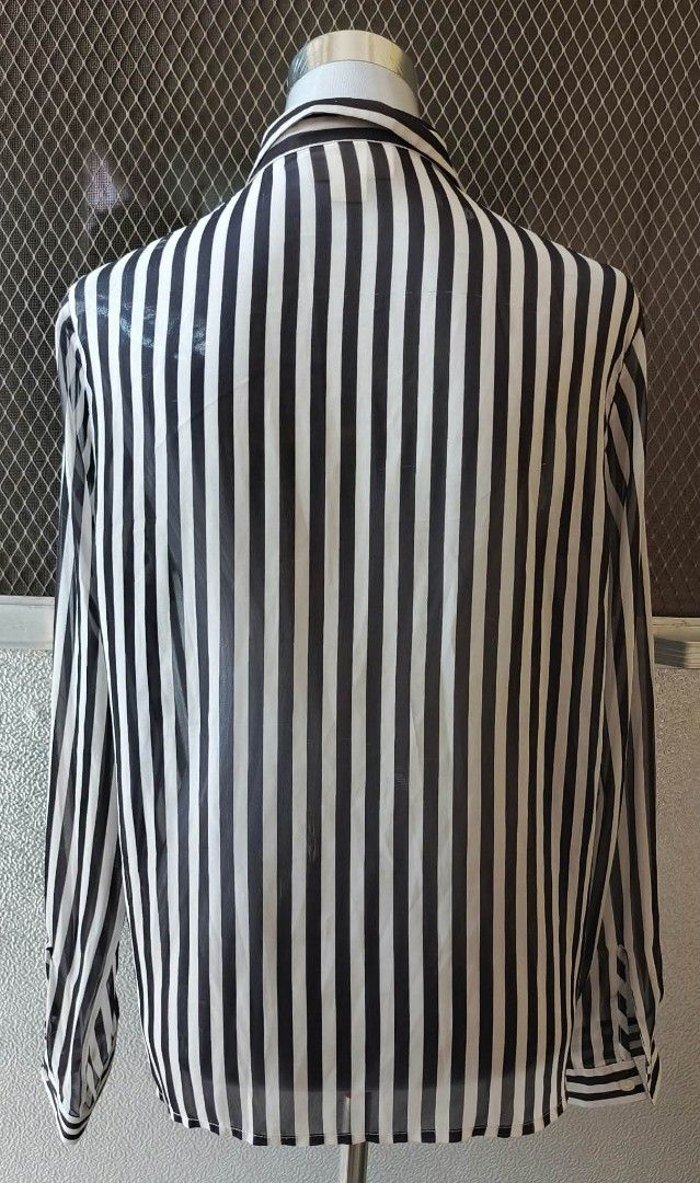 Monki Black & White Striped Tropical Print Button-Up Blouse (Category: Blouses) located in Cebu City. Submitted by violacloset (Listing ID 1466649848, Image 3). Description: Measurements: length: 24 width: 21.