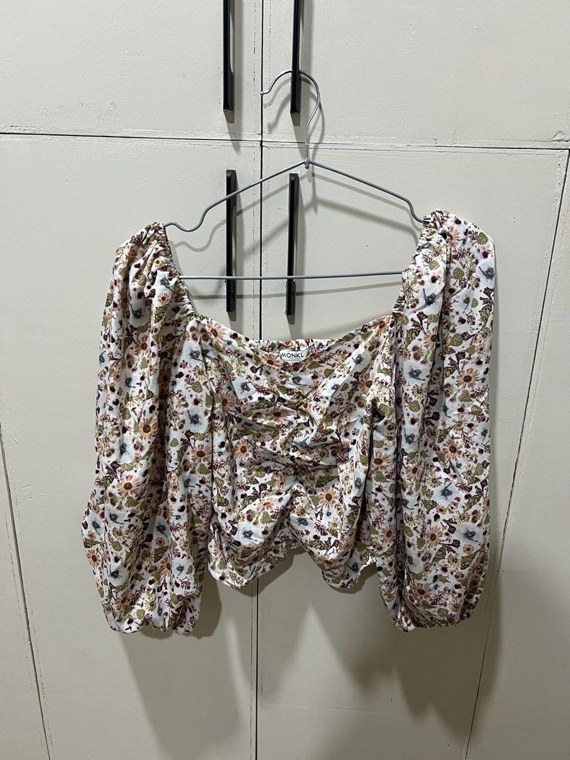 Monki Floral Crop Blouse (Category: Blouses) located in Makati City. Submitted by dcal29 (Listing ID 1466697070, Image 1). Description: .