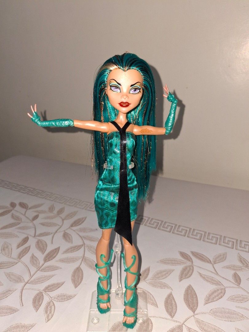 Monster high g1 (Category: Figurines & Statues) located in Lipa City. Submitted by gabriels._08 (Listing ID 1466728331, Image 1). Description: Monster High g1 🏺️Nefera denile (Boo york)🏺-1.6k 🐨Jane boolittle🐨 (Basic)-1.1k 🔩Frankie stein ⚡️(13wishes)-950 (All repriced Conditions: Nefera - lacks of accesso -crown -earrings -gold top plate No yellowing Soft hair Overall rating: 8.5/10 Jane bo -lacks of accesso -crown -3 bracelet -stick -bag - p