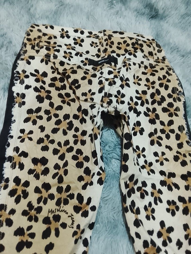 Moschino Jeans Donna W30 L35 (Category: Jeans) located in Davao. Submitted by thevintagehunterdvo (Listing ID 1466639916, Image 3). Description: Waist 30 Length 35 Thigh 10 hem 7 799+89 sf.