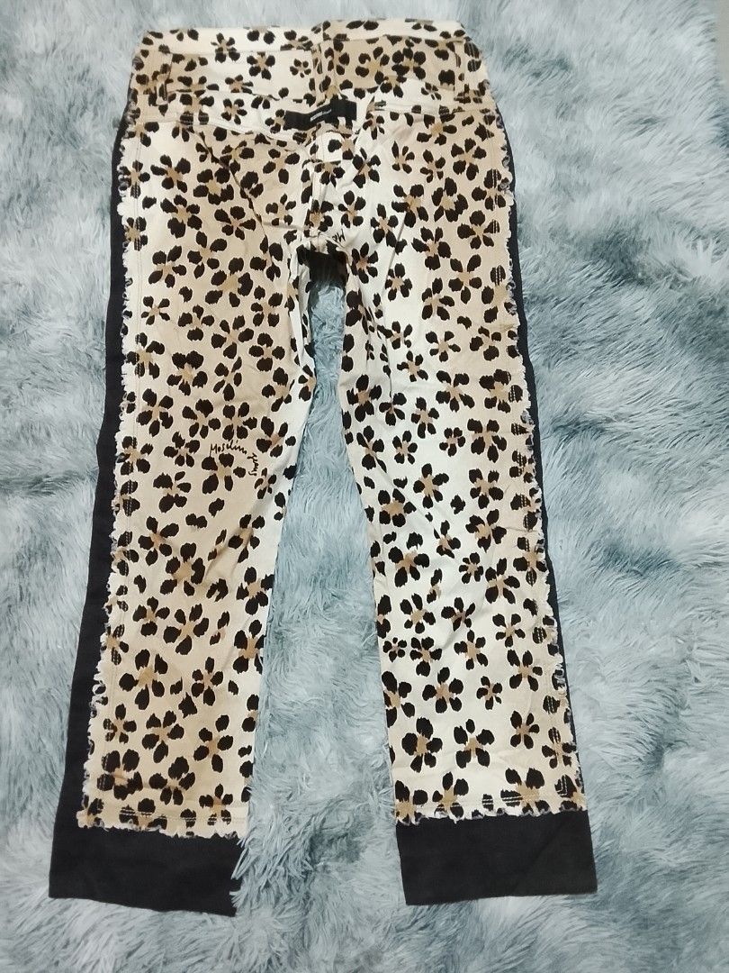 Moschino Jeans Donna W30 L35 (Category: Jeans) located in Davao. Submitted by thevintagehunterdvo (Listing ID 1466639916, Image 2). Description: Waist 30 Length 35 Thigh 10 hem 7 799+89 sf.