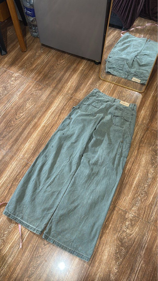 Moss Green Carpenter Pants Size 30 (Category: Jeans) located in Batangas. Submitted by franzbucal (Listing ID 1466609117, Image 2). Description: - Color: Moss green - Style: Workwear carpenter pants with utility pockets and hammer loop - Fit: Relaxed, wide-leg - Material: Sturdy denim-like fabric with visible wear from past use - Measurements: Width 30, Length 41.5, Hem 11.