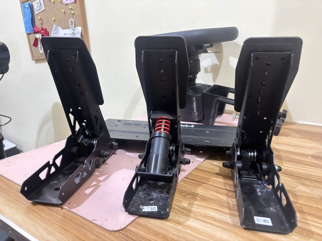 Moza R3 Complete Set (Category: Controllers) located in Manila. Submitted by hellobarbieeee (Listing ID 1466706147, Image 2). Description: FOR SALE: Moza R3 Complete Set (nego) Includes: - SR-P Lite Pedal - SR-P Lite Brake Pedal - 3D printed formula wheel mod (not in photos) - Power adaptor - Connectors - No box Well-maintained and barely used. Bought March 2026 (7 months old). Can send proof of purchase in DataBlitz. Location: Taft near DLSU (we