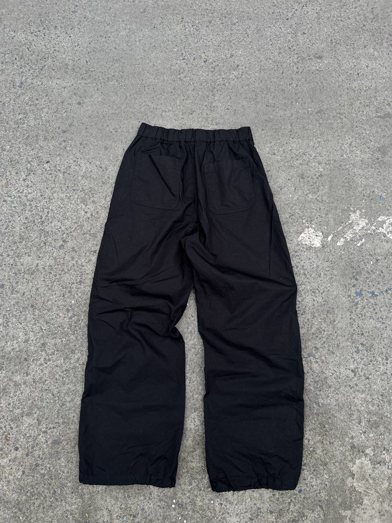 Muji Parachute Pants (Category: Joggers) located in Cavite. Submitted by kulotjunks (Listing ID 1466648797, Image 3). Description: Muji Parachute Pants Size: Large Waist: 26-38 Length: 40 Thigh: 13 Hem: 10.5 Excellent Condition 🏷️ Price: ₱680.