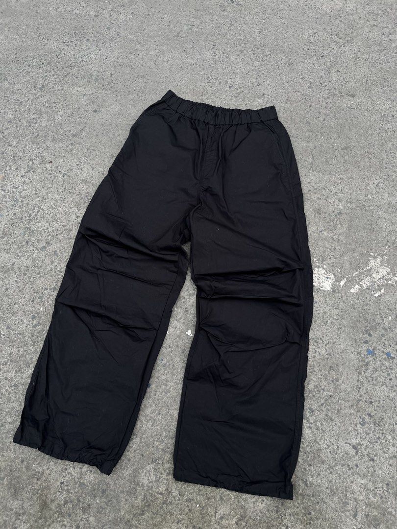 Muji Parachute Pants (Category: Joggers) located in Cavite. Submitted by kulotjunks (Listing ID 1466648797, Image 2). Description: Muji Parachute Pants Size: Large Waist: 26-38 Length: 40 Thigh: 13 Hem: 10.5 Excellent Condition 🏷️ Price: ₱680.