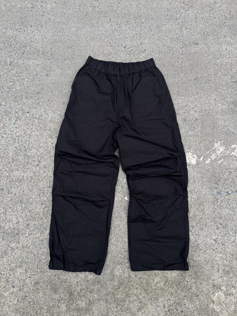 Muji Parachute Pants (Category: Joggers) located in Cavite. Submitted by kulotjunks (Listing ID 1466648797, Image 1). Description: Muji Parachute Pants Size: Large Waist: 26-38 Length: 40 Thigh: 13 Hem: 10.5 Excellent Condition 🏷️ Price: ₱680.