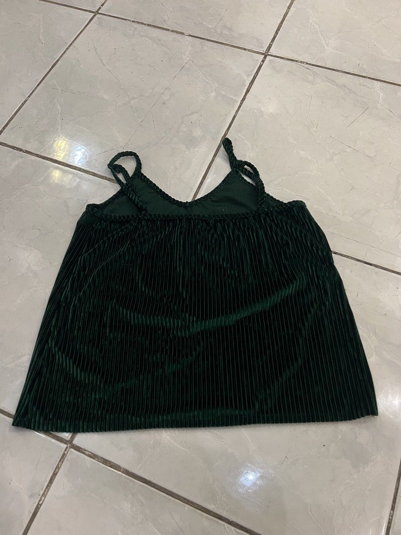 M-XL Green Velvet Top (Category: Sleeveless) located in San Pedro. Submitted by preloved_clothessale (Listing ID 1466696774, Image 3). Description: Used once, can adjust to fit XL.