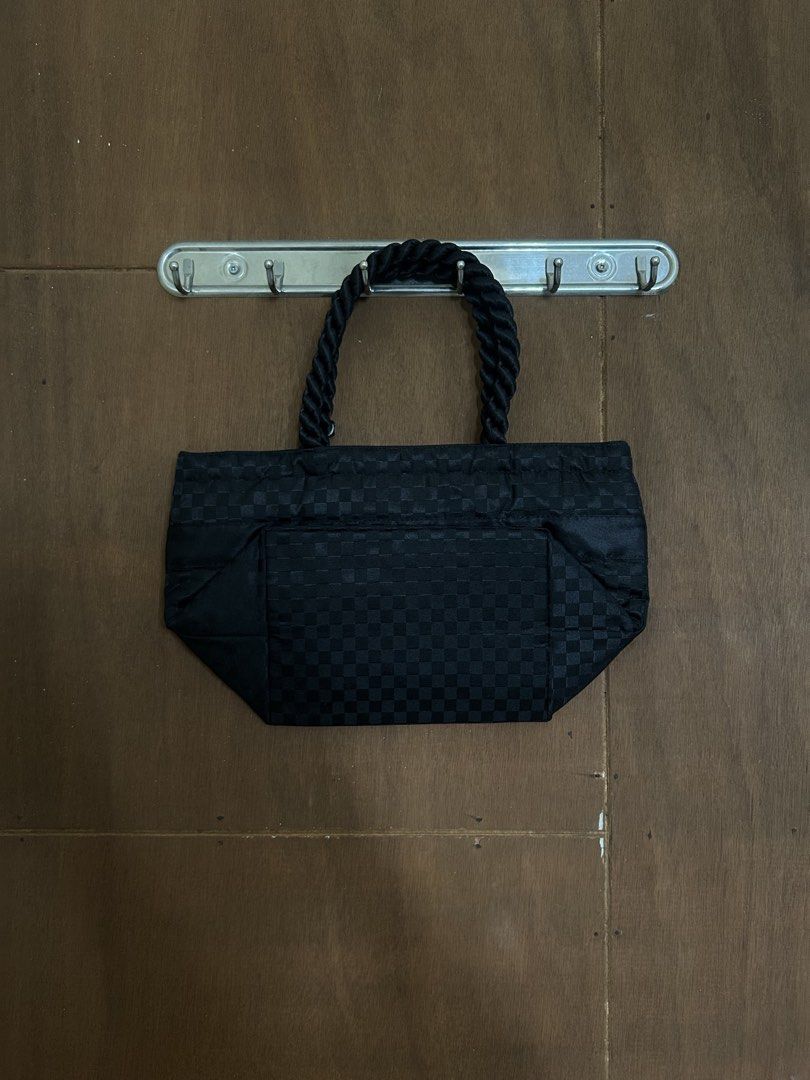 NaRaYa Bag (Category: Shoulder Bags) located in Manila. Submitted by minihys (Listing ID 1466582856, Image 2). Description: ✨ pre-loved / authentic naraya bag ✨ cute, timeless & perfect for everyday use ✨ good condition ✨ spacious enough for your essentials.