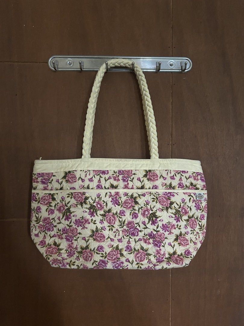 NaRaYa Bag ♡ (Yellow Floral) (Category: Shoulder Bags) located in Manila. Submitted by minihys (Listing ID 1466582373, Image 2). Description: ✨ pre-loved / authentic naraya bag ✨ cute, timeless & perfect for everyday use ✨ good condition ✨ spacious enough for your essentials.