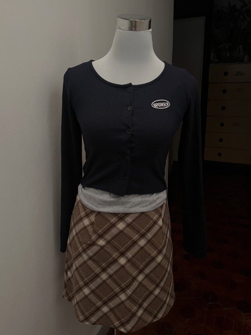 navy blue cardigan (Category: Longsleeves) located in Quezon City. Submitted by teenieclo (Listing ID 1466686719, Image 2). Description: xs-semi med MOP: gcash/maribank MOD: lalamove or direct j&t 📍 angono rizal.