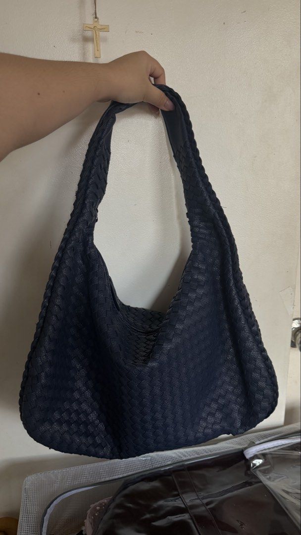 navy blue woven bag (Category: Tote Bags) located in Bulacan. Submitted by femalethings (Listing ID 1462288537, Image 2). Description: as is used no flaws mop gcash bdo mod jnt loc bulacan.