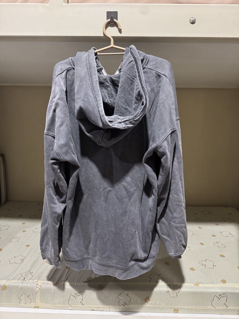 New York Zip up Hoodie (Category: Coats, Jackets and Outerwear) located in Taytay. Submitted by giggle.clutz (Listing ID 1466749872, Image 3). Description: W23 stretched 25 L 30 NO ISSUES Taft 📍 .