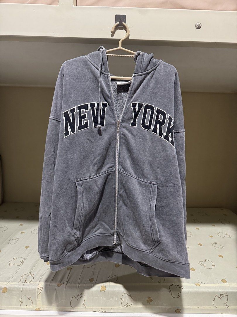 New York Zip up Hoodie (Category: Coats, Jackets and Outerwear) located in Taytay. Submitted by giggle.clutz (Listing ID 1466749872, Image 1). Description: W23 stretched 25 L 30 NO ISSUES Taft 📍 .