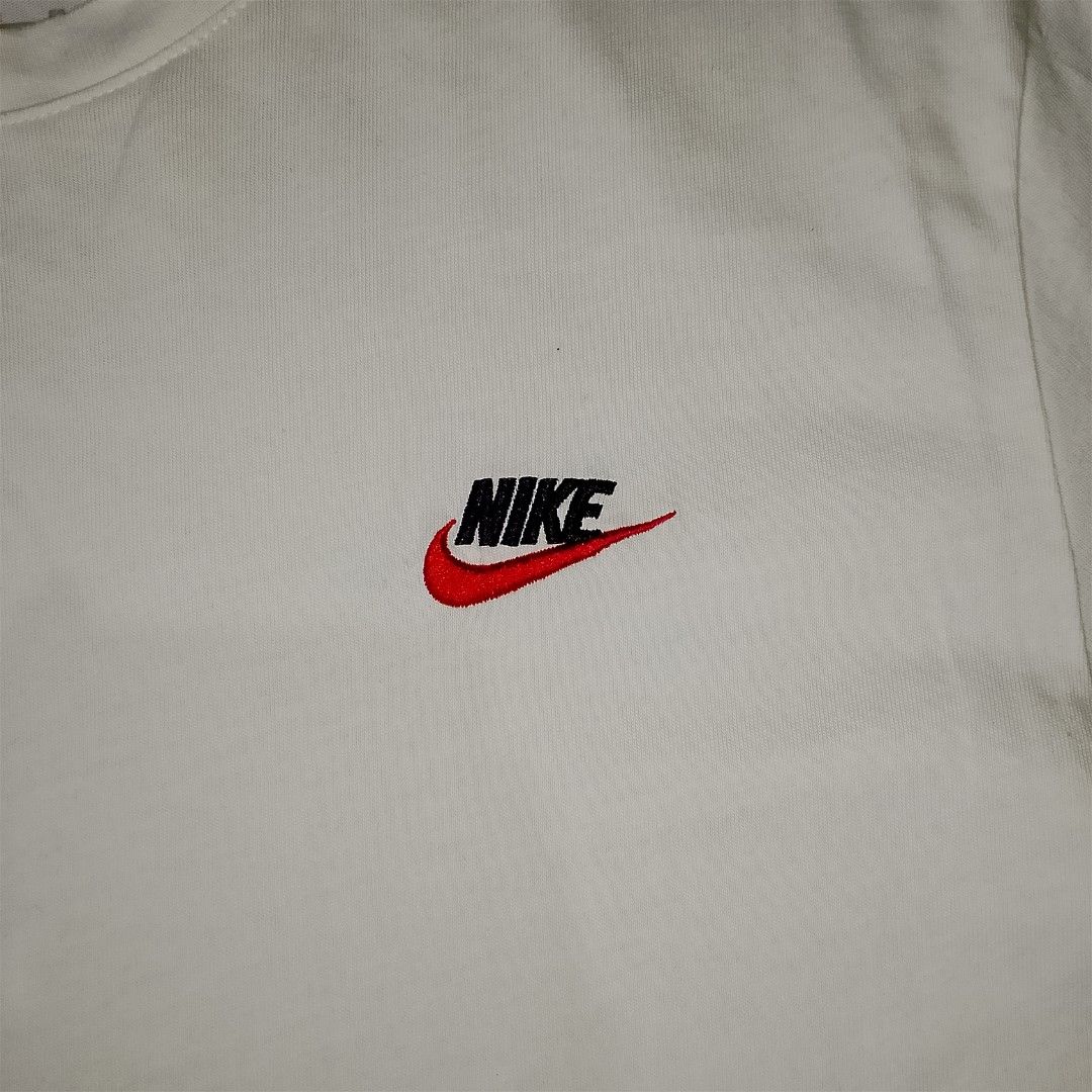 Nike (Category: Tshirts & Polo Shirts ) located in Taguig. Submitted by 8kthrifter (Listing ID 1466589658, Image 3). Description: 🏷️Tag size: Extra Large ▪️Width: 20.5 ▪️Length: 29.5 ▪️Color rate: 9/10 ▪️Issue: pinhole,minor stain need wash (see last 2 photo) ▪️Good Condition.