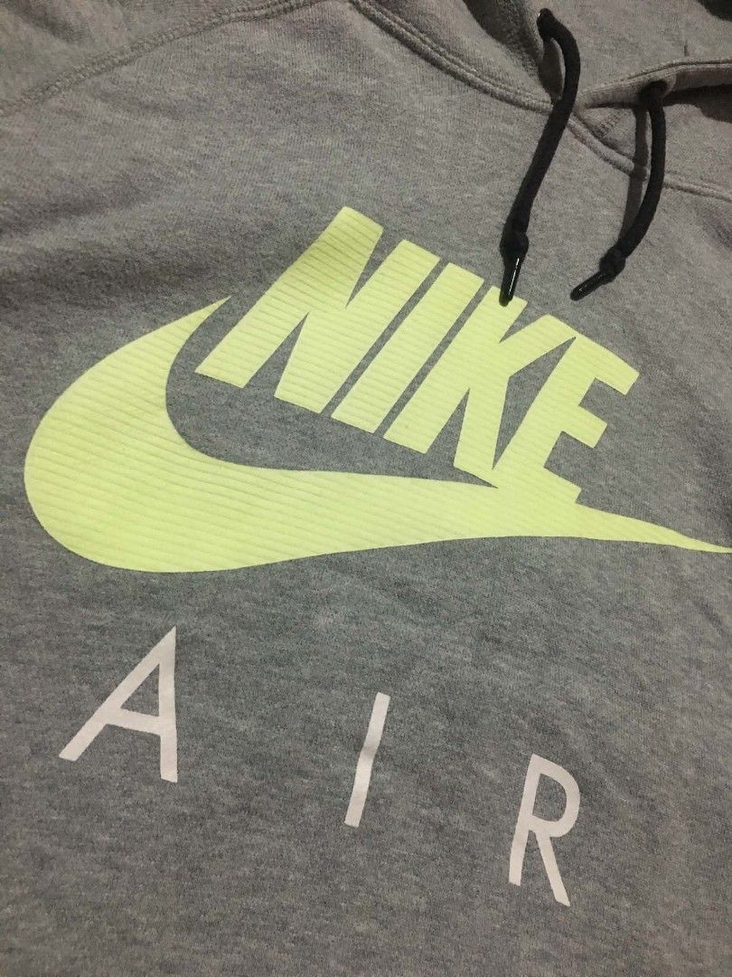 NIKE (Category: Coats, Jackets and Outerwear) located in San Fernando. Submitted by skyline_thrift (Listing ID 1466723944, Image 3). Description: SIZE LARGE EXCELLENT.