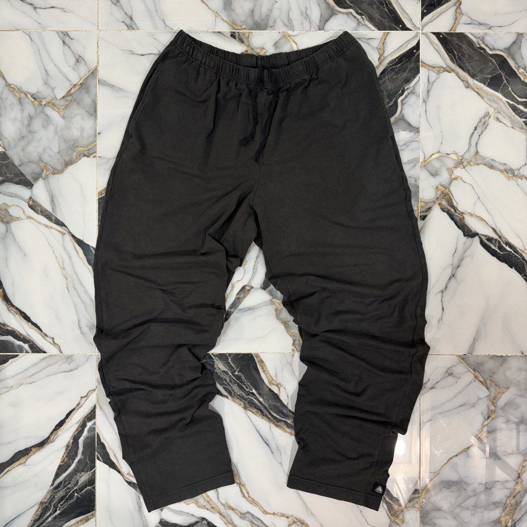 Nike ACG Black Sweatpants Size L (Category: Joggers) located in Manila. Submitted by fastflip.ph (Listing ID 1466727465, Image 1). Description: - Brand: Nike ACG - Color: Black - Size: Large (L) - Made in Taiwan - Material: Poly-cotton-spandex blend - Fit: Relaxed fit - Waistband: Elastic with adjustable drawstring - Pockets: Includes a secure zippered back pocket - Details: Subtle ACG branding on the lower leg hem - Condition: Excellent / Ready 