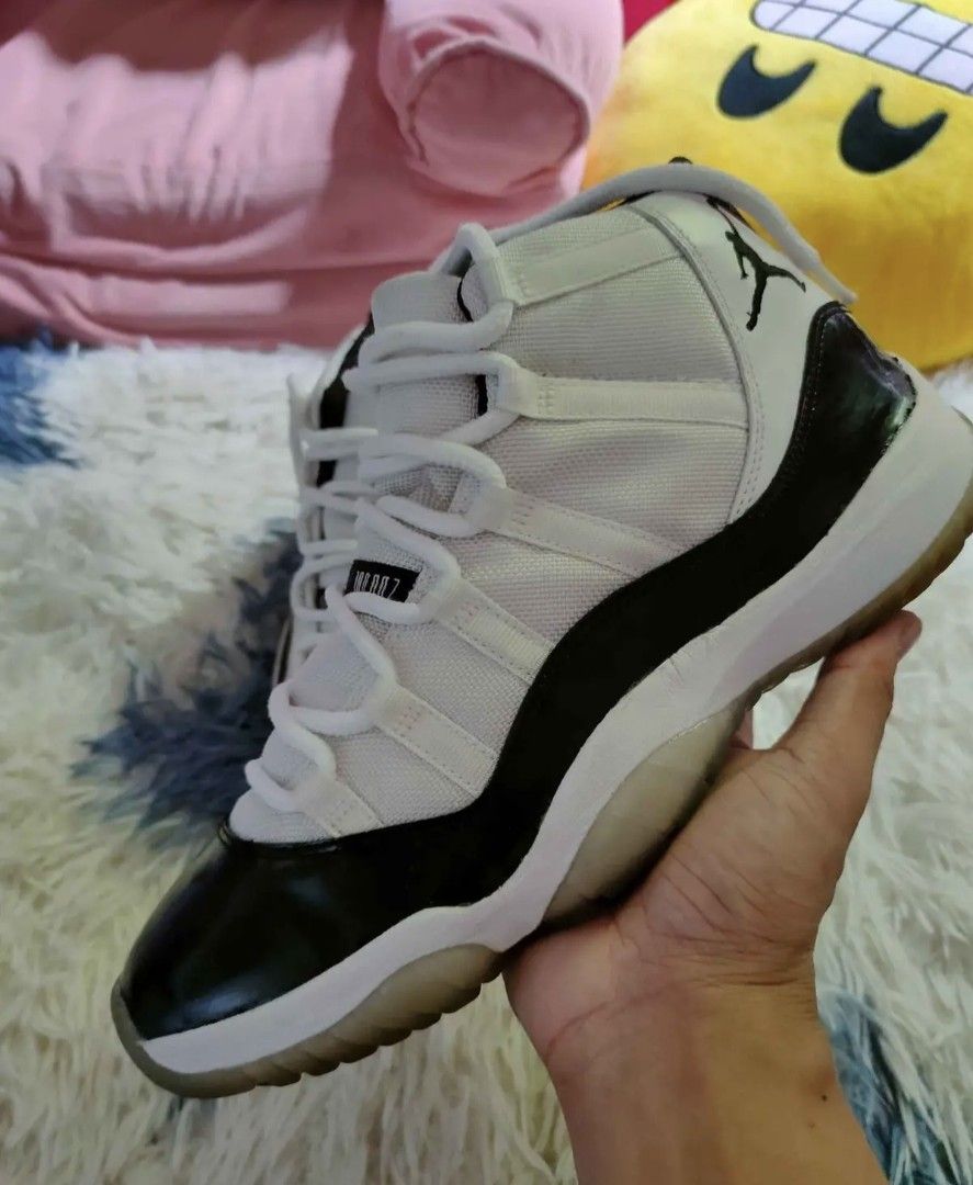 Nike Air Jordan 11 Retro Concord (Category: Sneakers) located in Pila. Submitted by deyoboi (Listing ID 1466568871, Image 2). Description: - Model: Air Jordan 11 Retro Concord - Design: White mesh upper with iconic black patent leather mudguard - Outsole: Translucent icy sole - Details: Jumpman logo on ankle collar and white rope laces - Condition: Clean pair, ready for daily wear or court sessions.