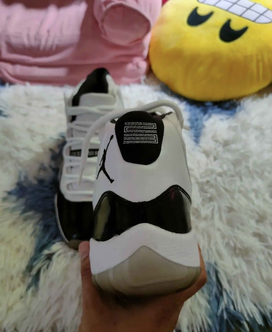 Nike Air Jordan 11 Retro Concord (Category: Sneakers) located in Pila. Submitted by deyoboi (Listing ID 1466568871, Image 3). Description: - Model: Air Jordan 11 Retro Concord - Design: White mesh upper with iconic black patent leather mudguard - Outsole: Translucent icy sole - Details: Jumpman logo on ankle collar and white rope laces - Condition: Clean pair, ready for daily wear or court sessions.