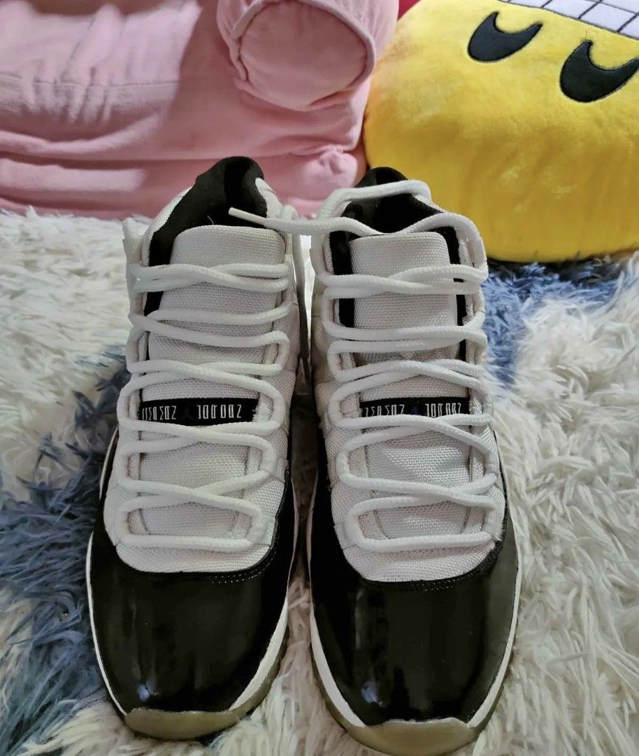 Nike Air Jordan 11 Retro Concord (Category: Sneakers) located in Pila. Submitted by deyoboi (Listing ID 1466568871, Image 1). Description: - Model: Air Jordan 11 Retro Concord - Design: White mesh upper with iconic black patent leather mudguard - Outsole: Translucent icy sole - Details: Jumpman logo on ankle collar and white rope laces - Condition: Clean pair, ready for daily wear or court sessions.