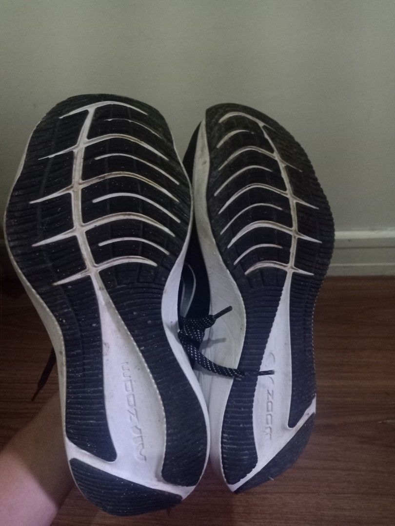 Nike Air Zoom Winflo 7 (Category: Sneakers) located in Silang. Submitted by dethroned0 (Listing ID 1466653243, Image 2). Description: Size 10 US Good condition Needs wash Issue: kita sa pic, does not affect pag natakbo 350 + sf only RUSH! Location: Silang Cavite .
