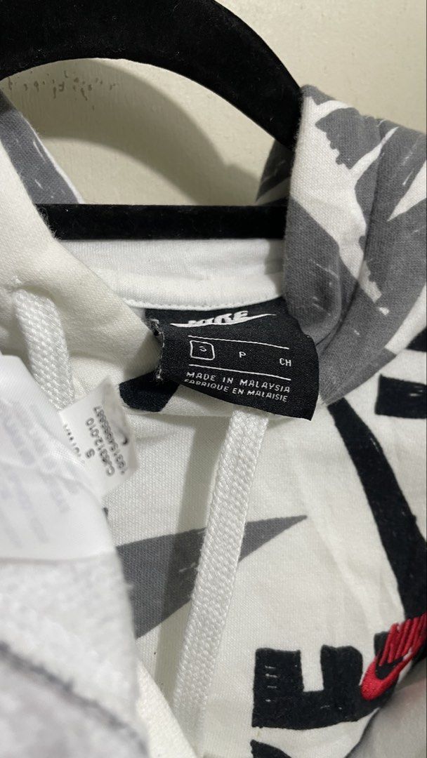 Nike aop (Category: Coats, Jackets and Outerwear) located in Las Pinas. Submitted by mnl.streetwear.ph (Listing ID 1466566078, Image 3). Description: • Nike aop Size Small Flawless 22/25.5.