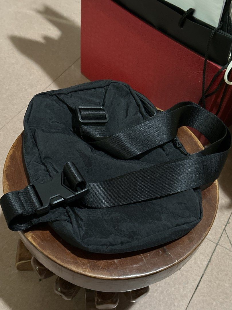 Nike Aura Cross-Body Bag (5L) (Category: Sling Bags) located in Alitagtag. Submitted by patrickvillanueva (Listing ID 1466618385, Image 3). Description: The Nike Aura Cross-Body Bag (5L) - Color: Classic Black - Material: Durable, high-quality nylon - Branding: Small white Nike Swoosh on front flap pocket - Strap: Adjustable black strap with sturdy buckle closure - Compartments: Wide-opening main compartment with internal mesh zip pocket - Extras