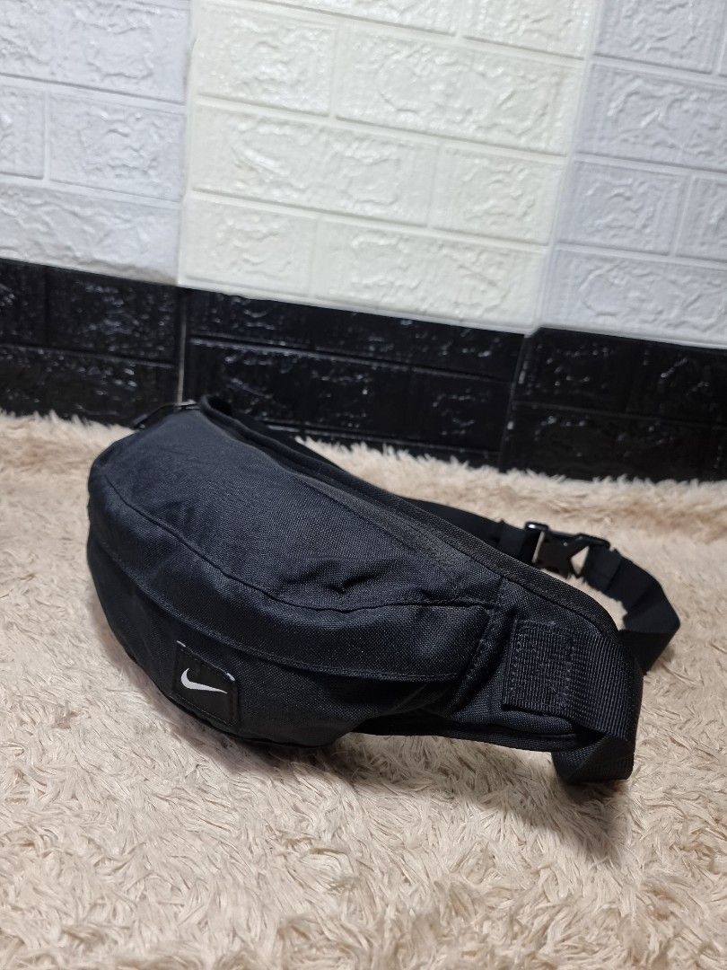 Nike Belt bag (Category: Belt bags, Clutches and Pouches) located in Bugallon. Submitted by preloverelove07 (Listing ID 1466733783, Image 3). Description: Authentic Pangasinan Free shipping Medium.