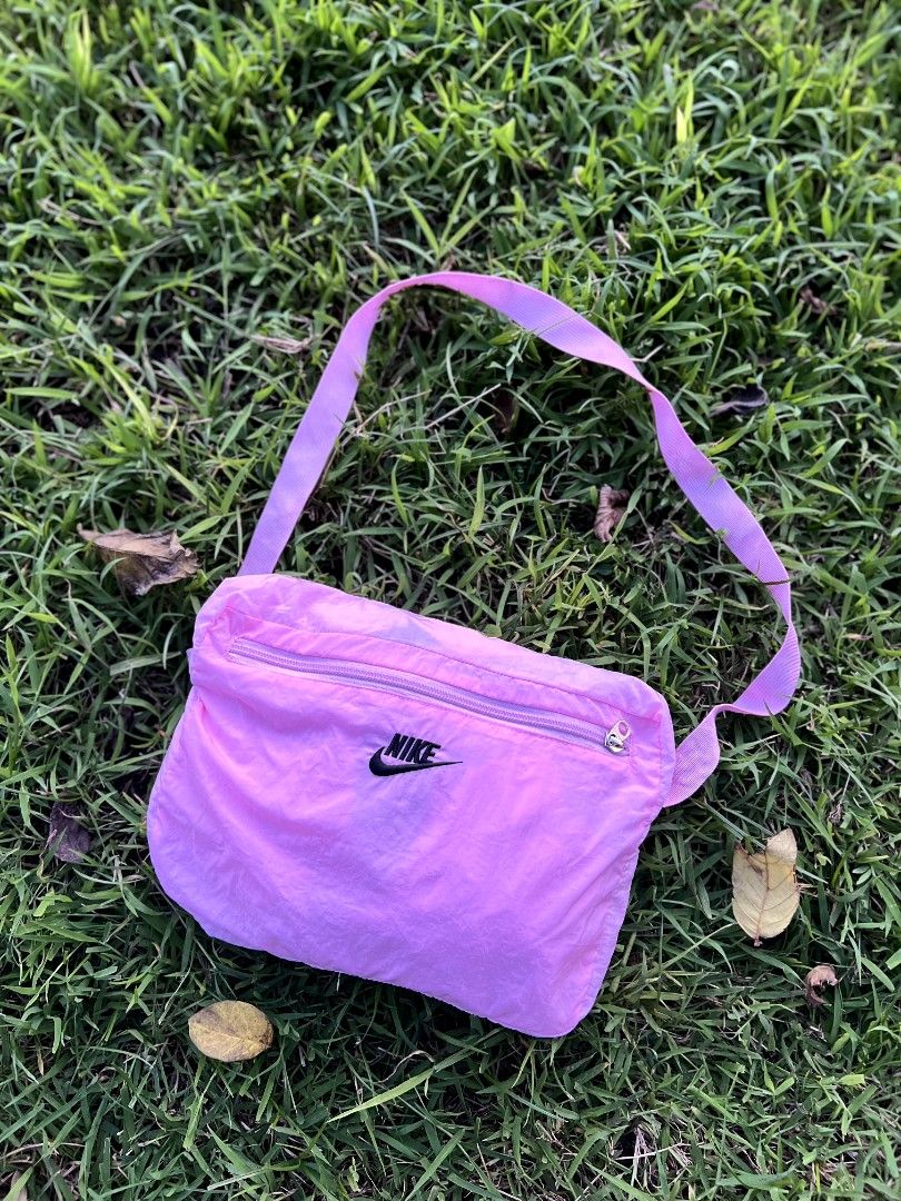 Nike Big Swoosh Packable Windbreaker (Category: Activewear) located in General Mariano Alvarez. Submitted by trifcloset (Listing ID 1466668933, Image 3). Description: Nike Big Swoosh Packable Windbreaker size Medium oversized fit to XL 9.5 Condition 2500 + shipping fee.