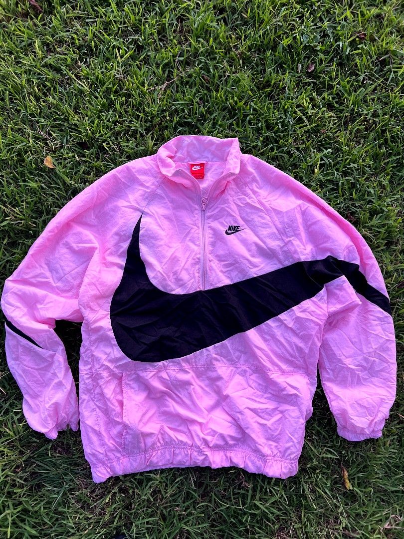 Nike Big Swoosh Packable Windbreaker (Category: Activewear) located in General Mariano Alvarez. Submitted by trifcloset (Listing ID 1466668933, Image 2). Description: Nike Big Swoosh Packable Windbreaker size Medium oversized fit to XL 9.5 Condition 2500 + shipping fee.