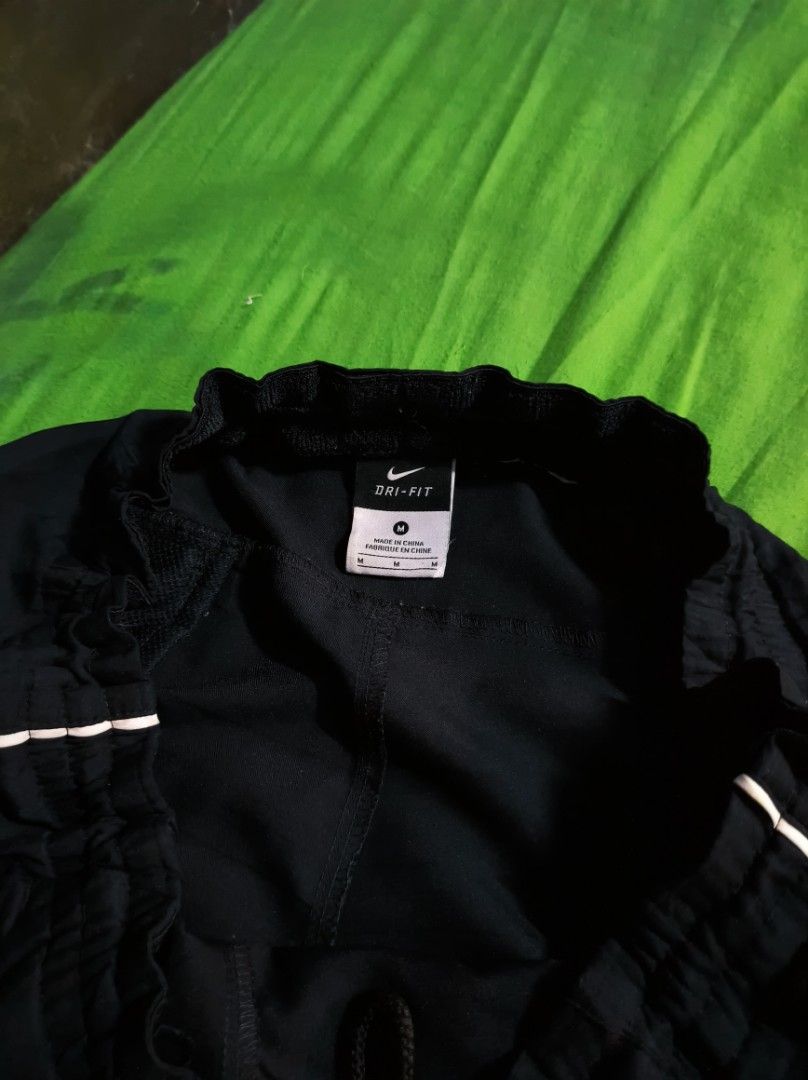 NIKE BLACK DRIFIT SHORTS (Category: Shorts) located in Taguig. Submitted by steeze_plug (Listing ID 1466612264, Image 3). Description: EXCELLENT Condition! No issues Authentic piece! ✅ 10/10 color rate (no fades & discolorations) 🖤✨ Embroidered swoosh logo Solid neto! 🙌 Dimes: L Free waistline size 19 length 12 leg open 🚛 J&T/FLASH EXPRESS delivery ➤ (Payment must be processed first) 🛵 Can also do Lalamove delivery if malapit ➤ (Can do COD, o