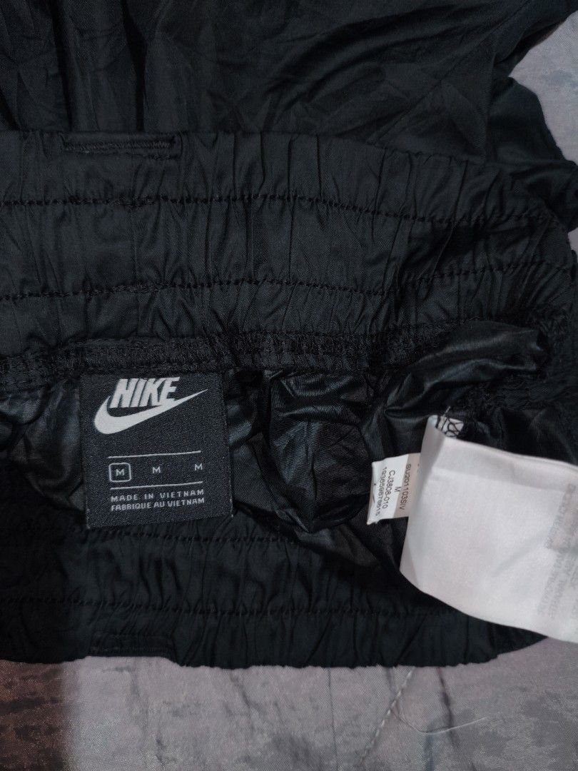 Nike Black Nylon Utility Belted Shorts Size M (Category: Shorts) located in Polangui. Submitted by quongmarka50283 (Listing ID 1466680657, Image 3). Description: dimes:16/28 to 30 color rate:9.7/10 no issue.