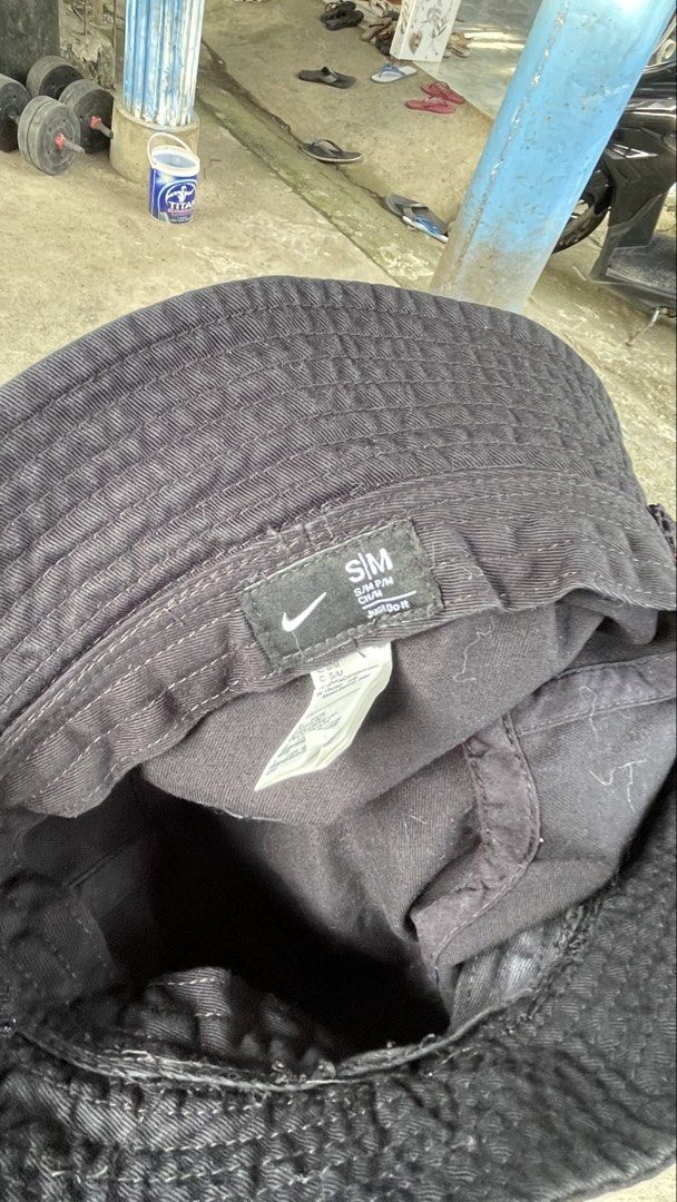 Nike bucket hat (Category: Caps & Hats) located in Butuan. Submitted by cgsayas20083001 (Listing ID 1466642498, Image 2). Description: See pic issue .