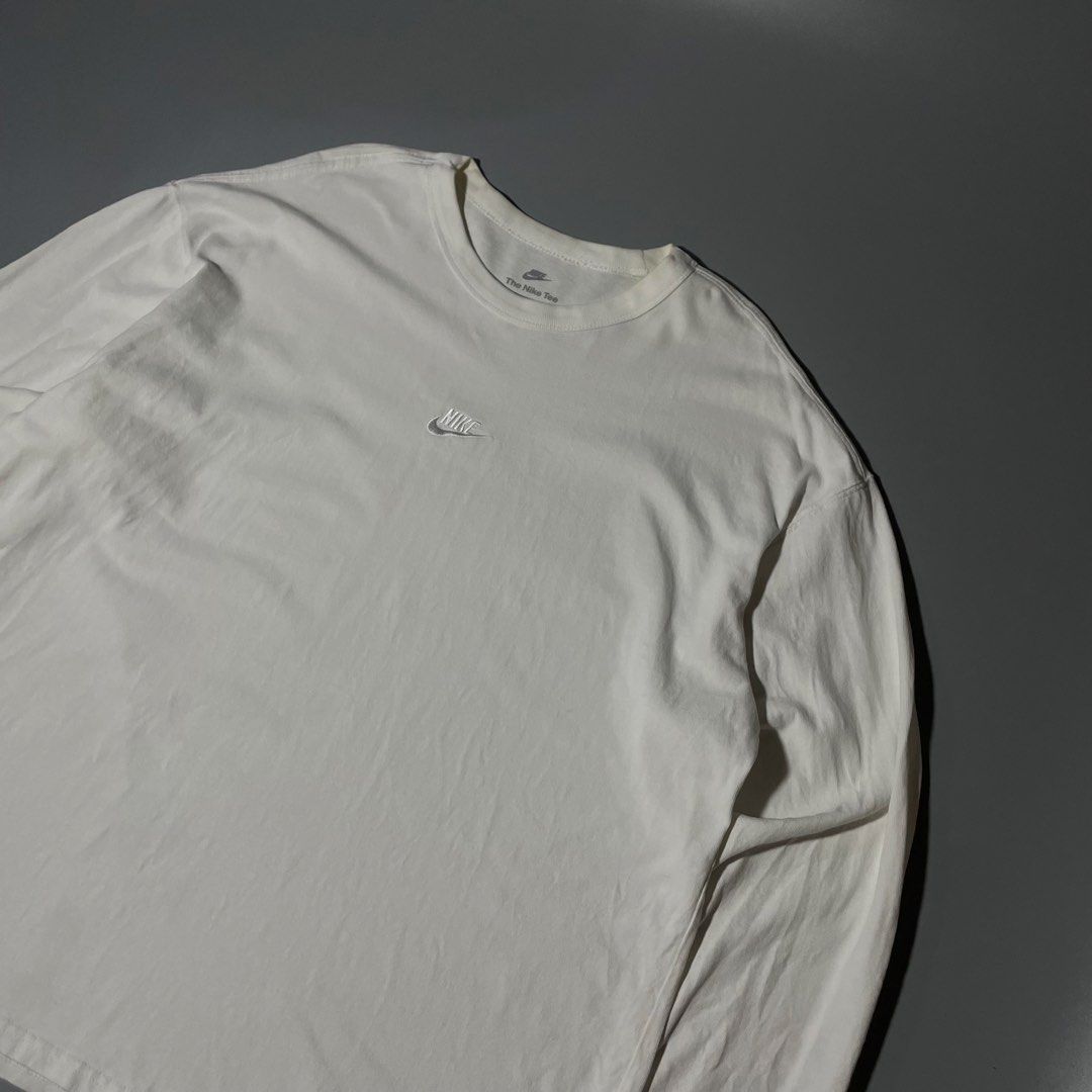 Nike center swoosh sweatshirt (Category: Hoodies) located in Leyte. Submitted by vincentjohn3 (Listing ID 1466697006, Image 3). Description: Nike Center Swoosh Long sleeve Large-XL Width 25 Length: 28 Good as newCondition Color Rate: 9.8/10 .