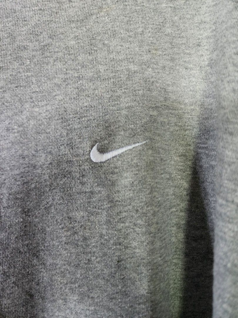 Nike crewneck pullover (Category: Coats, Jackets and Outerwear) located in Real. Submitted by raphy2019 (Listing ID 1466627398, Image 2). Description: .
