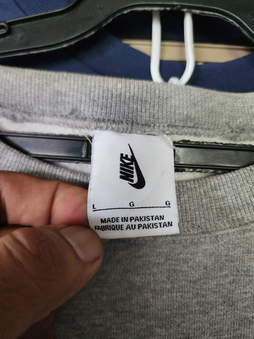Nike crewneck pullover (Category: Coats, Jackets and Outerwear) located in Real. Submitted by raphy2019 (Listing ID 1466627398, Image 3). Description: .