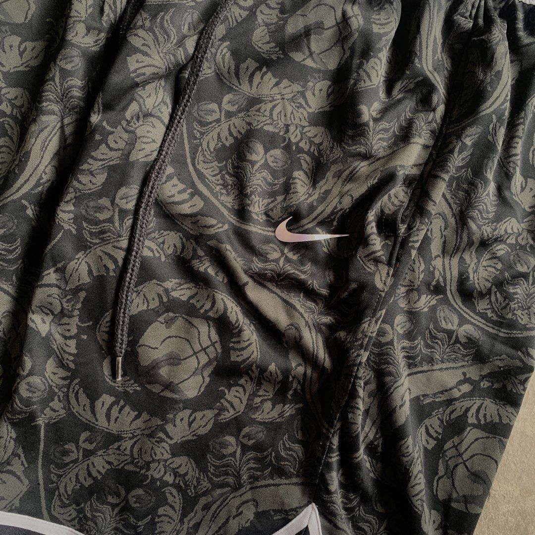 Nike DNA Short (Category: Shorts) located in Manila. Submitted by egersss (Listing ID 1466611423, Image 2). Description: Nike Dna Black - XL on tag (adult) - Dimes: Waist 30-38 x Length 21 - Good condition - No issue - Location: Imus Cavite.