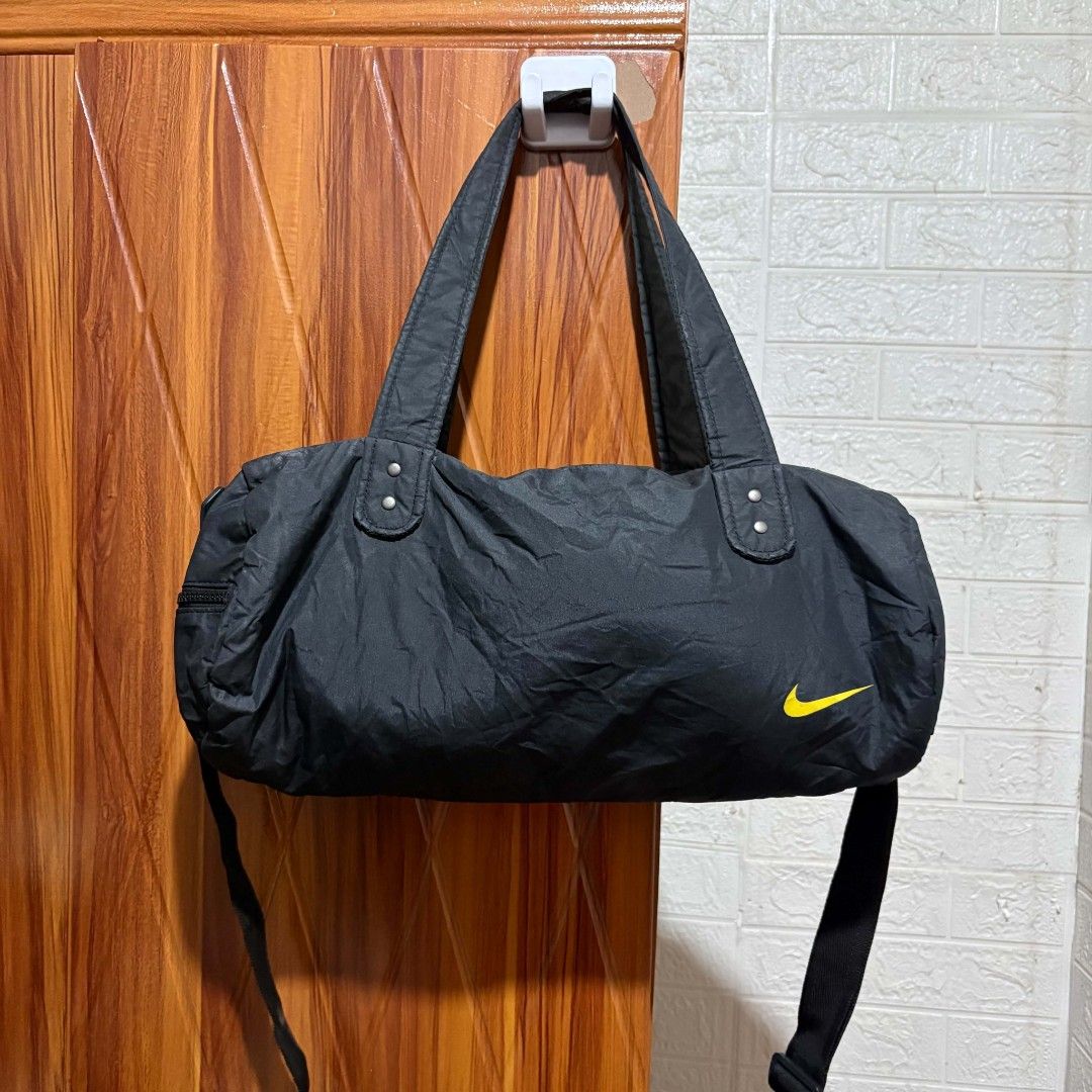 Nike duffle bag two way (Category: Sling Bags) located in Alburquerque. Submitted by abj_thriftshop (Listing ID 1466773309, Image 3). Description: excellent small size perfect pang sports or gym.