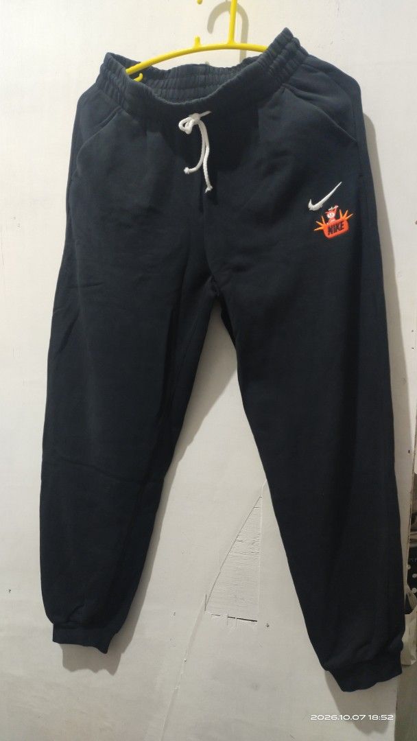 Nike FlyEase Black Sweatpants Joggers Size L (Category: Joggers) located in Manila. Submitted by rhobin.m08 (Listing ID 1466695148, Image 1). Description: - Brand: Nike FlyEase - Color: Black with white drawstring - Size: L (tag attached) - Material: 80% Cotton, 20% Polyester - Features: Cuffed ankles, embroidered Nike graphics on upper and lower leg - Condition: with tags - Origin: Made in China meron konti tastas sa swoosh .