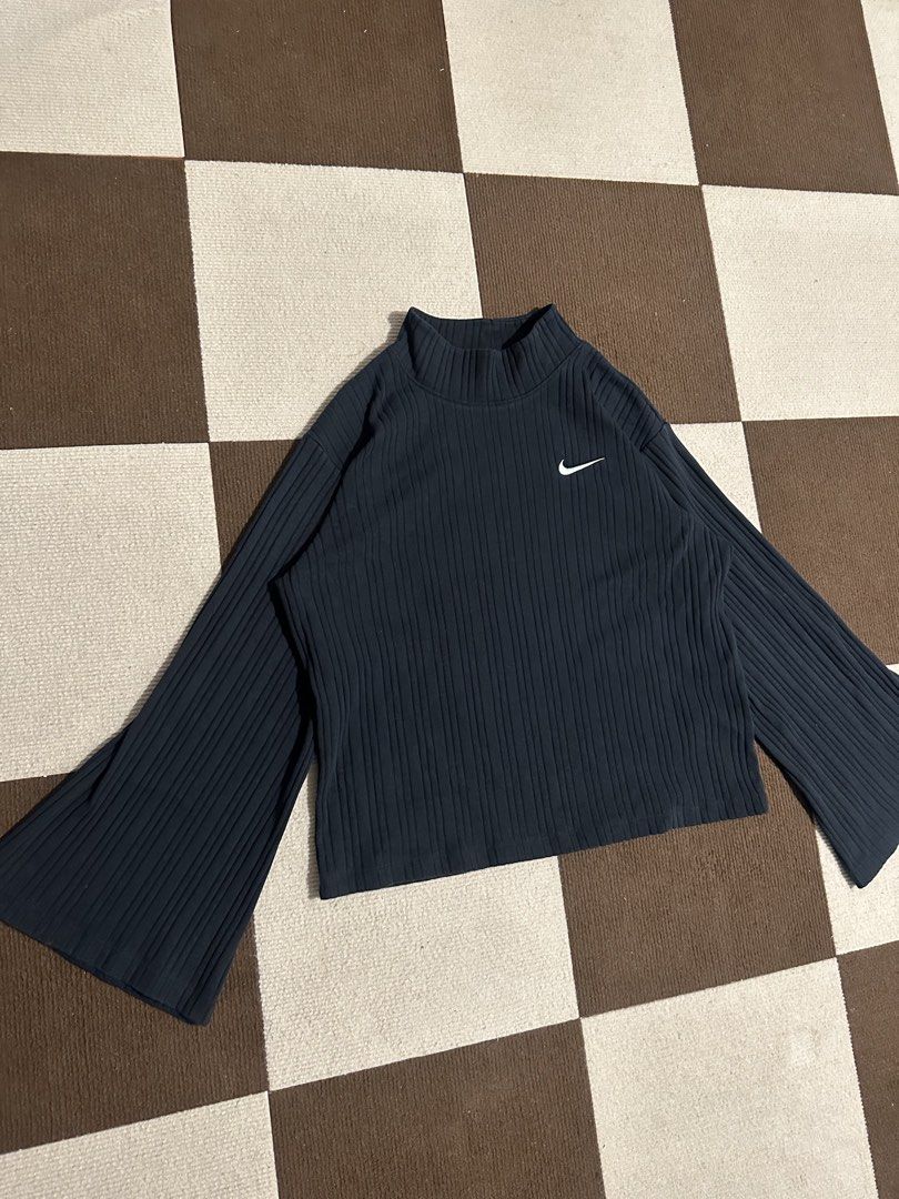 Nike Longsleeve (Category: Coats, Jackets and Outerwear) located in Baguio. Submitted by thriftowen (Listing ID 1466690168, Image 2). Description: .
