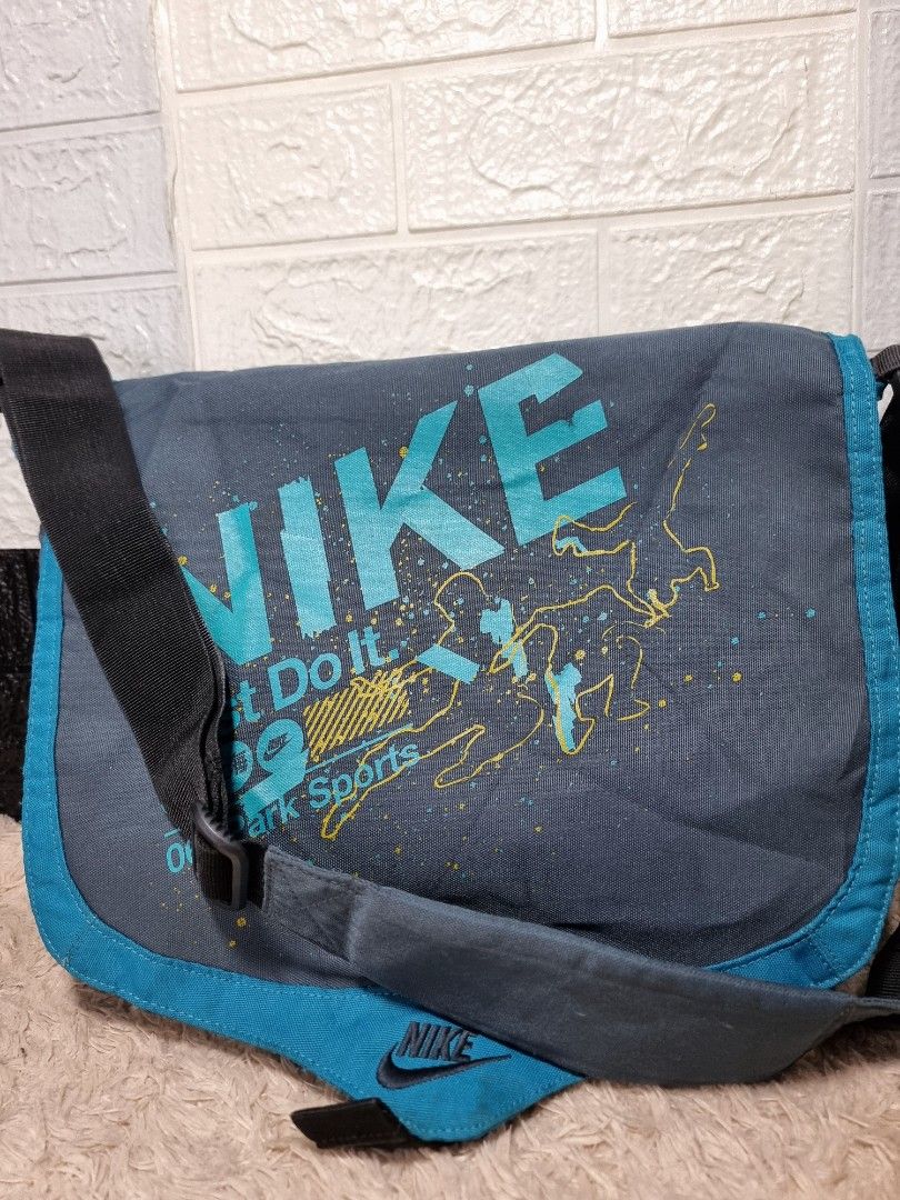 Nike Messenger bag (Category: Sling Bags) located in Bugallon. Submitted by preloverelove07 (Listing ID 1466727699, Image 3). Description: Authentic Pangasinan Medium issue sign of use 900 Free shipping.