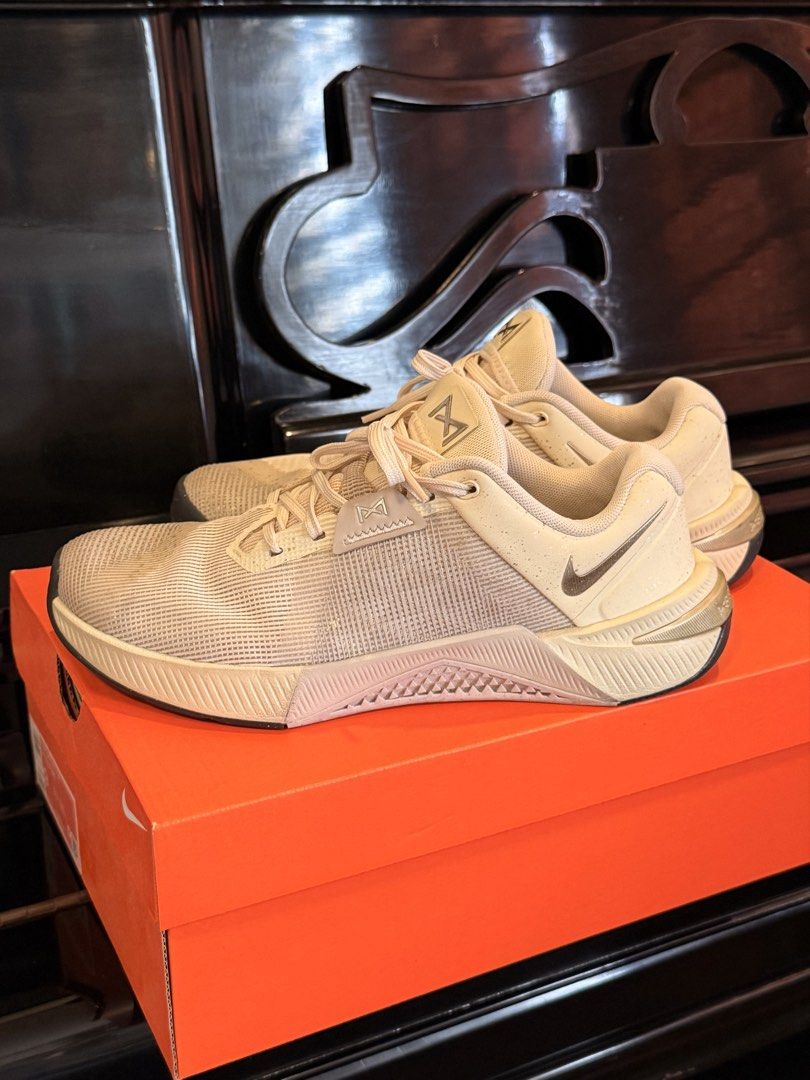 Nike Metcon 10 SE Womens (Category: Sneakers) located in Manila. Submitted by prelovedbyjana (Listing ID 1466606813, Image 1). Description: Women’s Training Shoes Size: Women’s US 9 / EU 40.5 Condition: Like brand new, no flaws Used only 3-4 times Colour Shown: Light Khaki/Cream II/Anthracite/Metallic Gold Grain Inclusions: original nike box Original price: ₱8,595 .