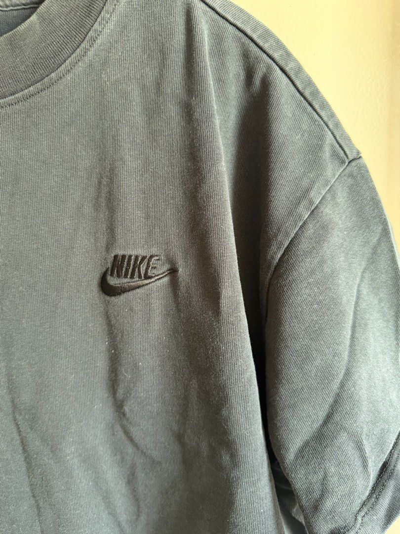 Nike Oversized Cropped Black T-Shirt (Category: Shirts) located in Quezon City. Submitted by bubspreloved (Listing ID 1466723067, Image 3). Description: - Brand: Nike - Style: Cropped tee / Oversized fit / Boxy cut - Color: Black - Size: L - Details: Embroidered chest logo, dropped shoulders, thick ribbed collar - Condition: Clean, excellent everyday streetwear staple.