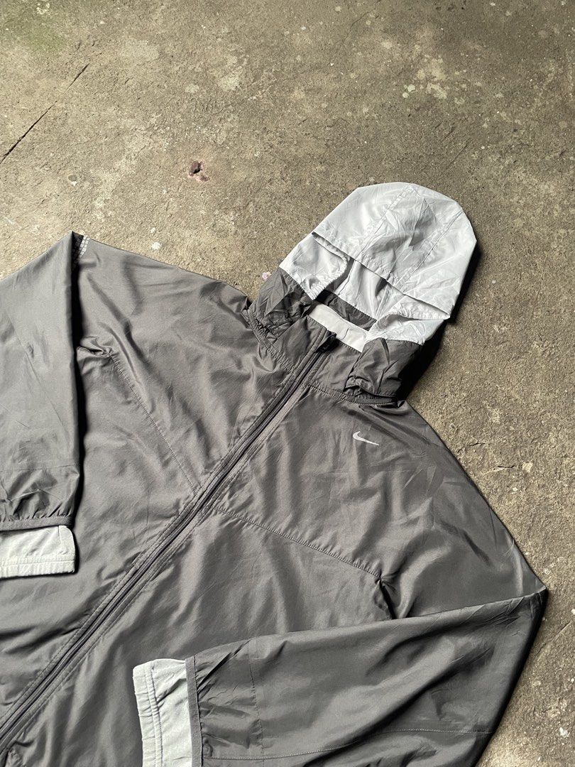 Nike Running Lightweight Windbreaker (Category: Coats, Jackets and Outerwear) located in Santiago. Submitted by ace.stuff (Listing ID 1466658203, Image 2). Description: No issues Like new Removable hood women's large men's small with 2 zipped side pockets DM to purchase.