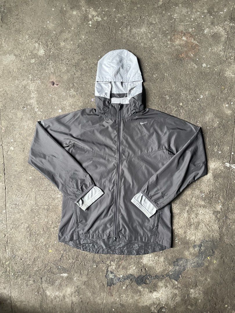 Nike Running Lightweight Windbreaker (Category: Coats, Jackets and Outerwear) located in Santiago. Submitted by ace.stuff (Listing ID 1466658203, Image 1). Description: No issues Like new Removable hood women's large men's small with 2 zipped side pockets DM to purchase.