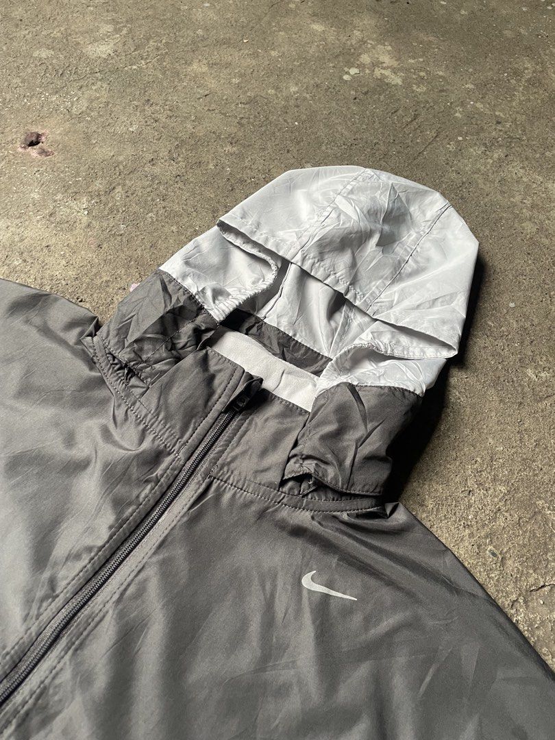 Nike Running Lightweight Windbreaker (Category: Coats, Jackets and Outerwear) located in Santiago. Submitted by ace.stuff (Listing ID 1466658203, Image 3). Description: No issues Like new Removable hood women's large men's small with 2 zipped side pockets DM to purchase.