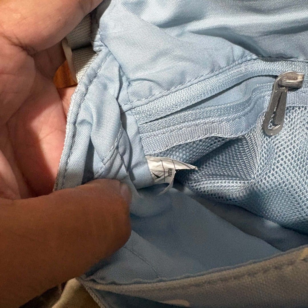 Nike sling bag (Category: Sling Bags) located in Alburquerque. Submitted by abj_thriftshop (Listing ID 1466773682, Image 3). Description: may stain kunti.