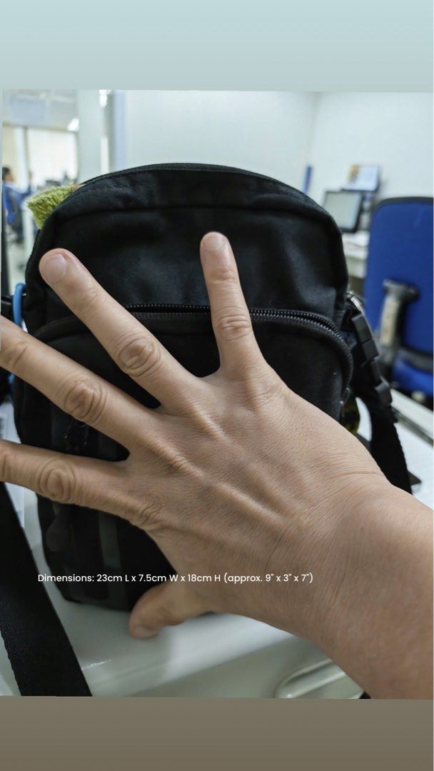 Nike Sling Bag 4 Liters (Category: Sling Bags) located in Manila. Submitted by zarizari.mla (Listing ID 1466681647, Image 3). Description: Nike heritage sling bag black size: 4 liters brand new with tag Php 950.